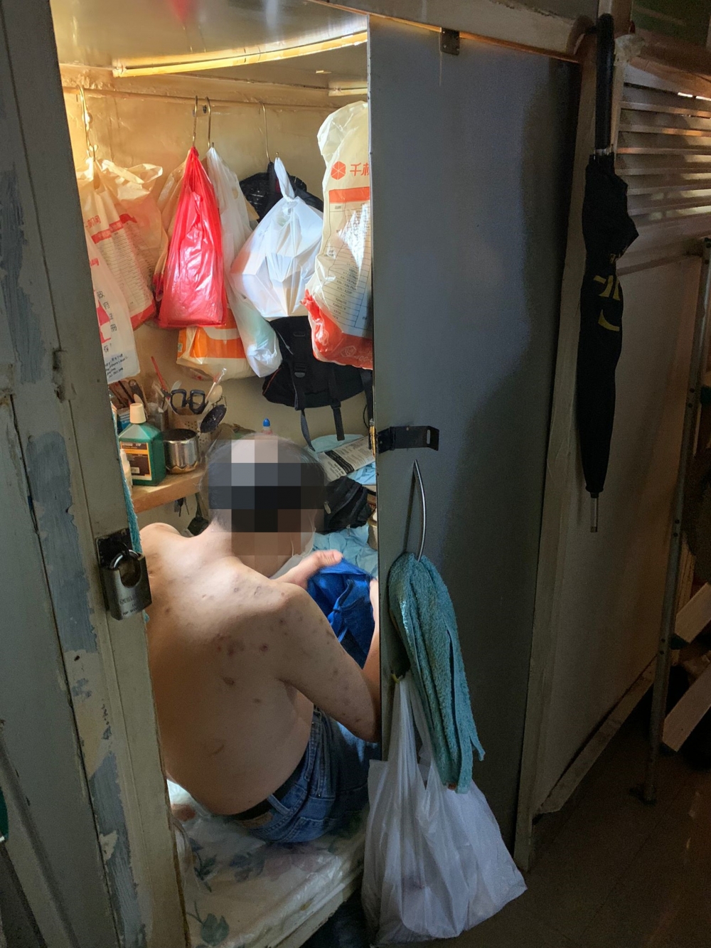 住客居住空間只夠容納一張單人床,就連少許的多餘活動空間都沒有