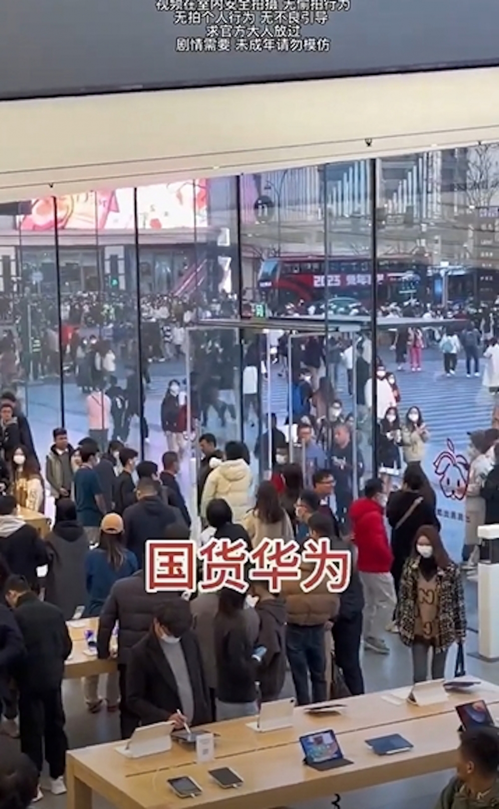 民眾紛紛都只停下手邊的一切看著他