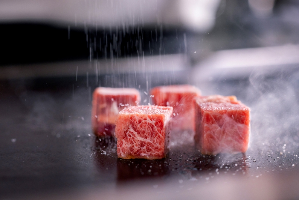 鐡板蒜片和牛粒！