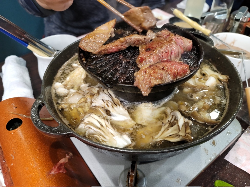 上層燒肉,下層可以打邊爐。