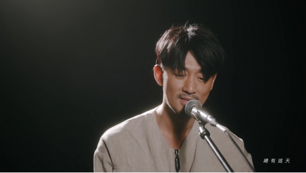 最新MV中亦刻意保持滄桑的形象