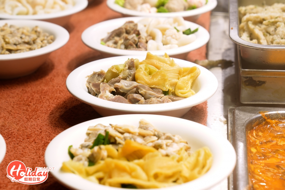 各式各樣的海鮮、肉類及蔬菜全部大「曬冷」放在桌上，這些都是車仔麵的配料