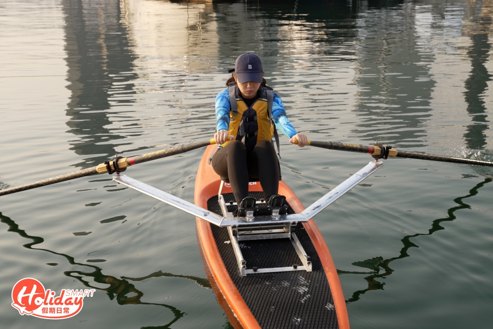 而平板賽艇比起直立板較些少複雜，首先於浮台上練熟一系列划船的動作，與獨木舟不同的地方是雙腳也要和雙手配合