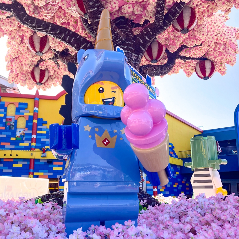 樹上仲有同樣以LEGO積木組成的和式紅白燈籠～