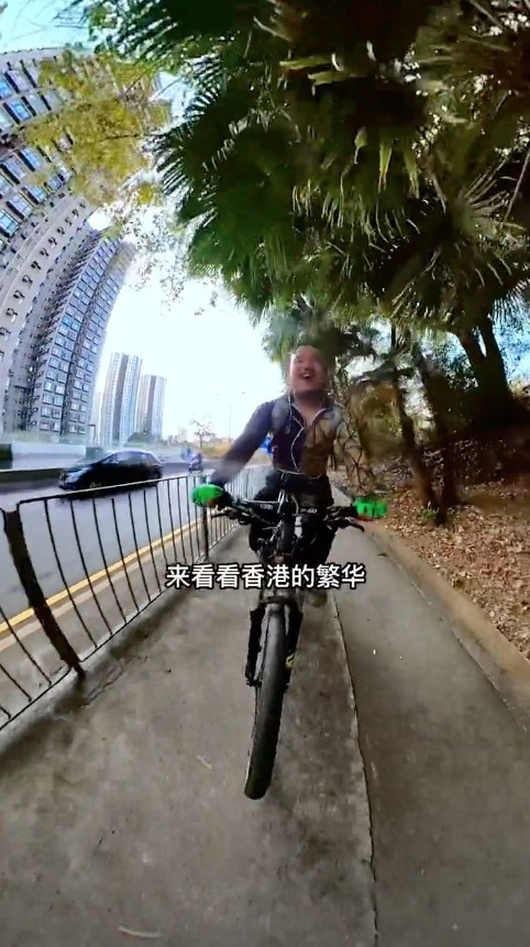 入境後阿秋表示打算見識下香港嘅繁華，去下銅鑼灣、尖沙咀、蘭桂坊、旺角，又話要品嘗香港美食