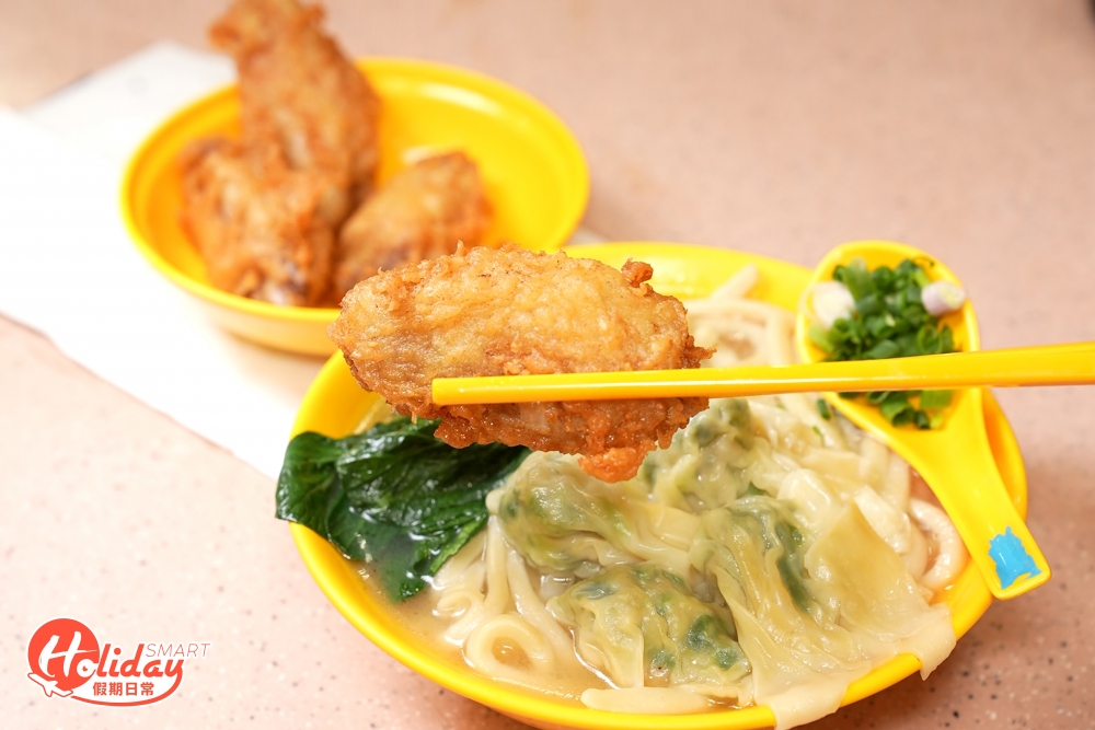 另一款招牌炸雞翼也同樣受街坊歡迎,外皮炸至金黃又酥脆,食落juicy又香口十足,再配上爽滑煙韌的粗麵條就十分搭配!