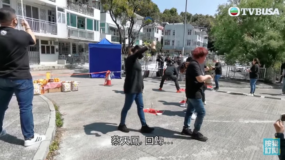 Chris與媽媽以及Abby父母到龍尾村現場進行超渡儀式