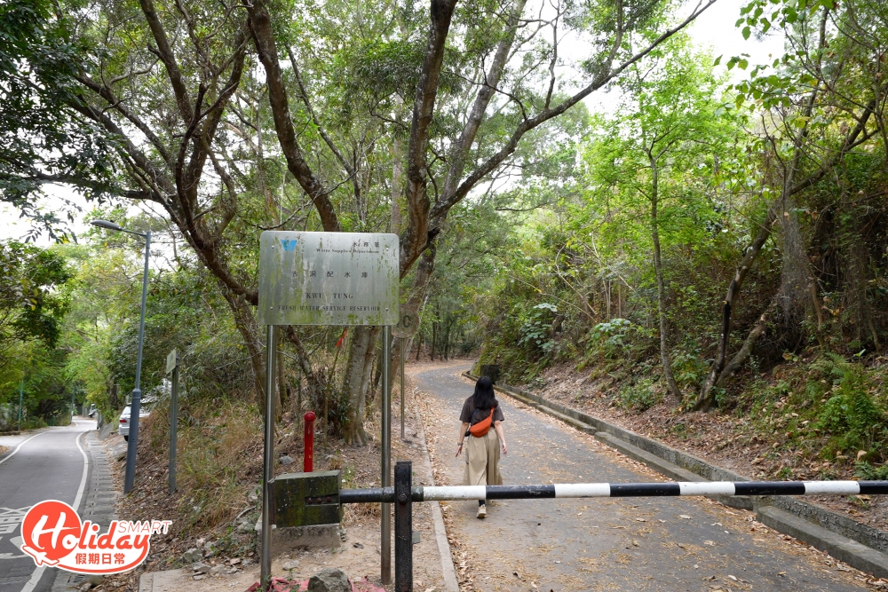 大家可回到分岔口再往上走,直至見到藍色鐵閘