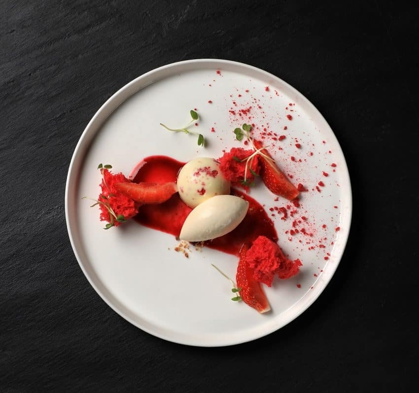 壽星於生日一星期內到店品嚐晚餐，可獲贈汽酒及生日蛋糕。優惠必須於最少一日前預訂，訂座時說明「WHISK Birthday Celebration」。