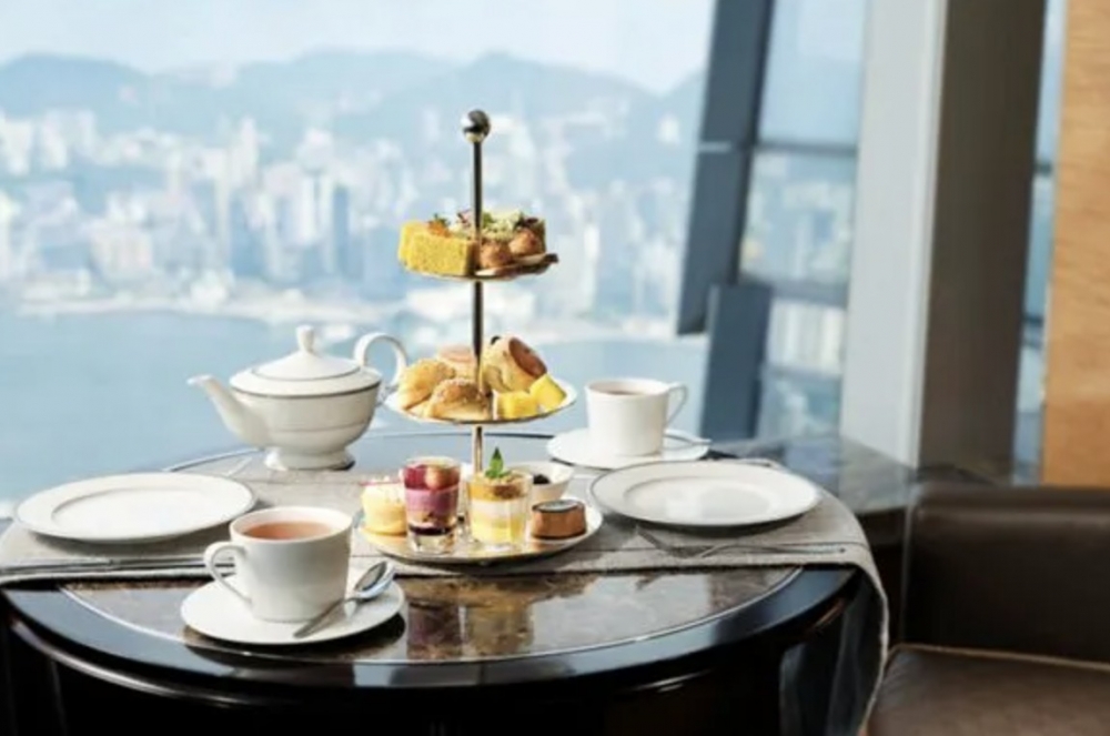 壽星可以$2,250起尊享香港麗思卡爾頓水療中心的生日水療之旅，享受90分鐘舒緩按摩、指定香檳一杯、於行政酒廊享用輕盈美食或下午茶(不包含酒精飲品)、於體驗當日享用酒店游泳池及各種設施及享用酒店健身中心，過一個遠離繁囂的生日。