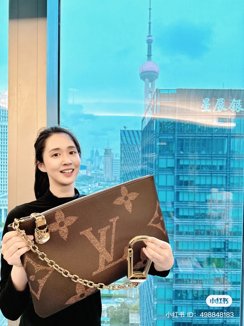 網民被手袋嘅超大型嘅拉鏈扣嚇親