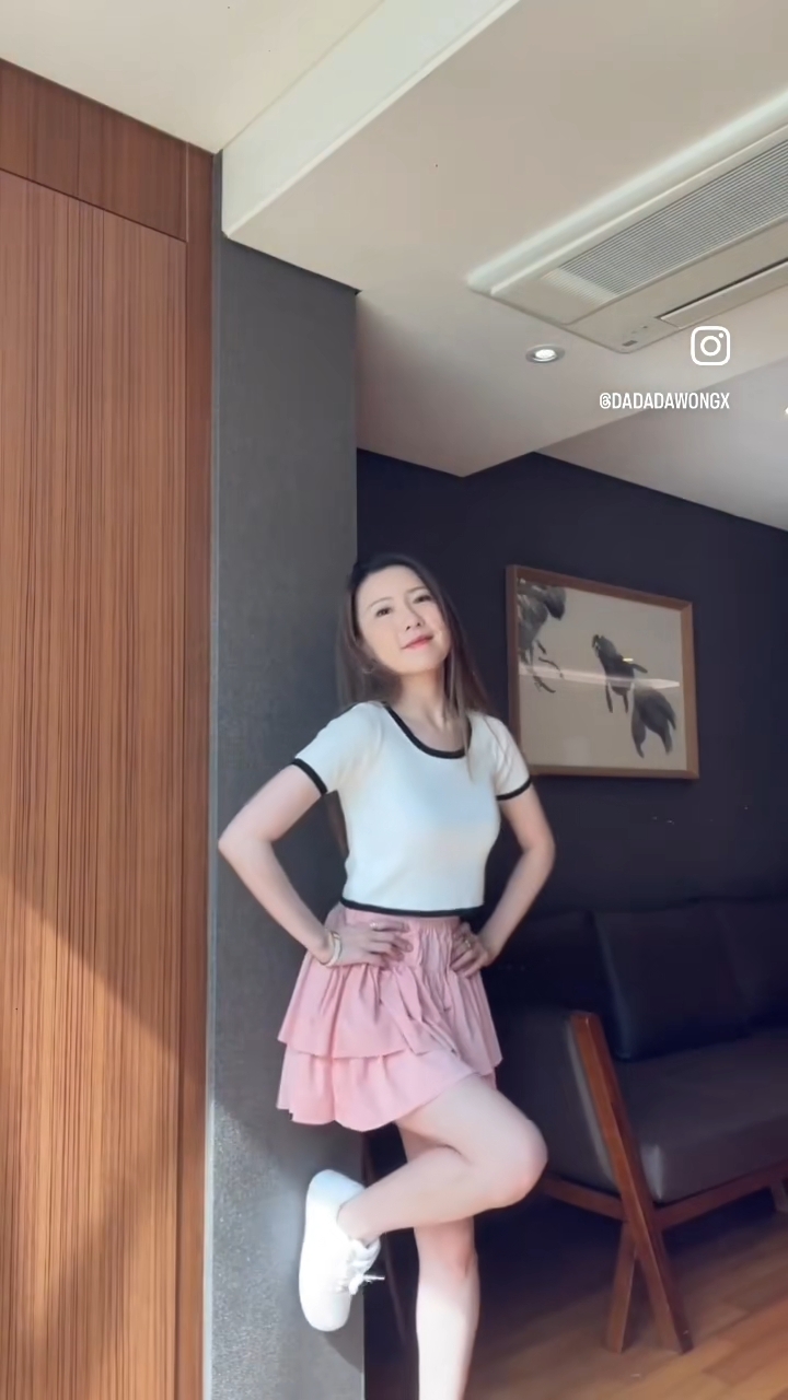 有短版上衣搭蛋糕紗裙。