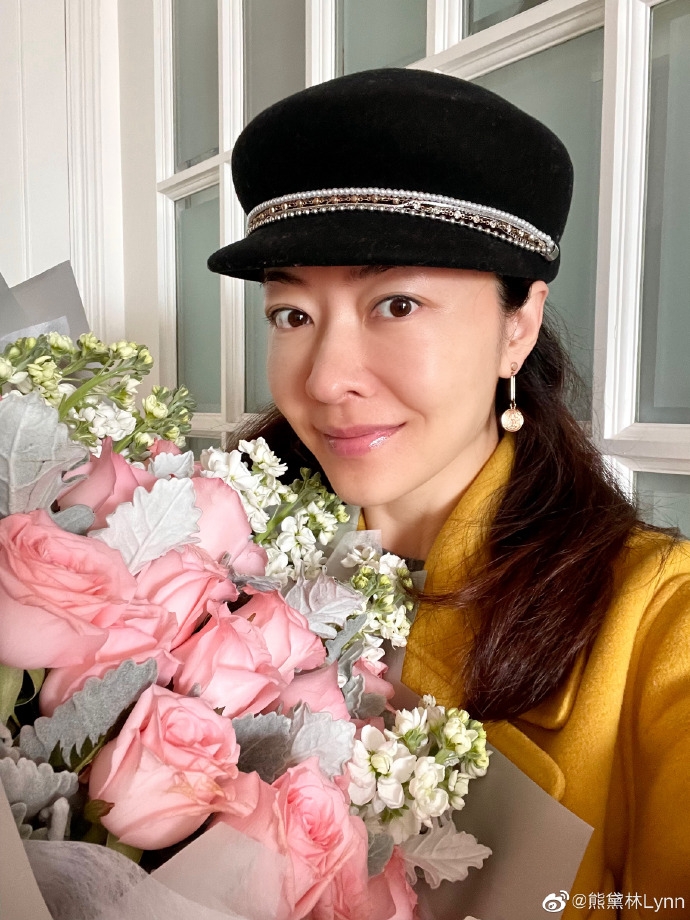 情人節時熊黛林post咗捧花照，相中佢薄施脂粉，皮膚狀態不錯