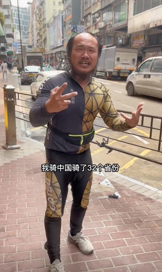 失去騎行工具嘅阿秋狀甚無助