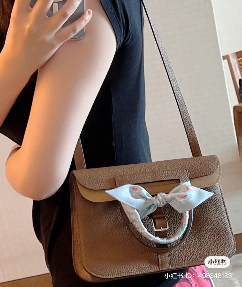 王妤嫻一向鍾情冷門款嘅名牌手袋