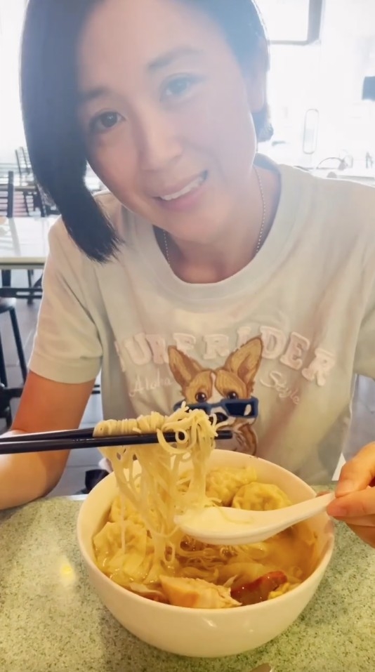 日前唐寧就晒出食雲吞麵嘅短片