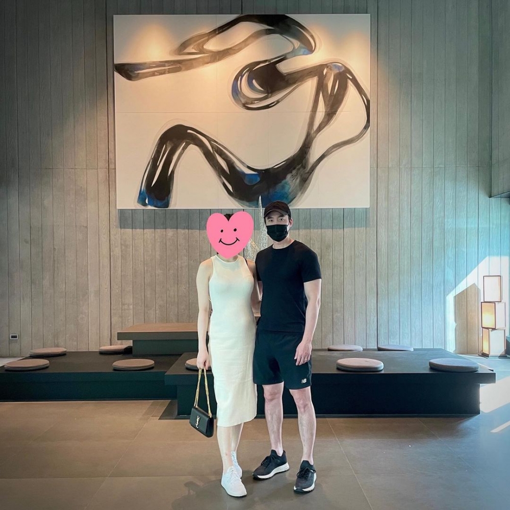 婚後賴弘國亦極力保護妻子,即使晒合照都會用sticker遮住老婆嘅樣。