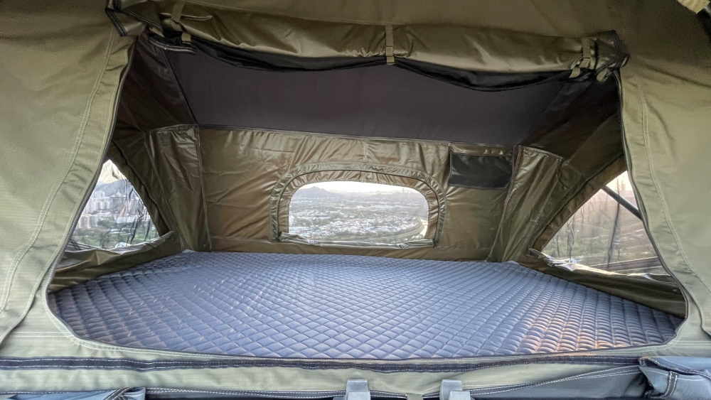  電蓬露營車空間寬敞舒適，最多可容納5人。