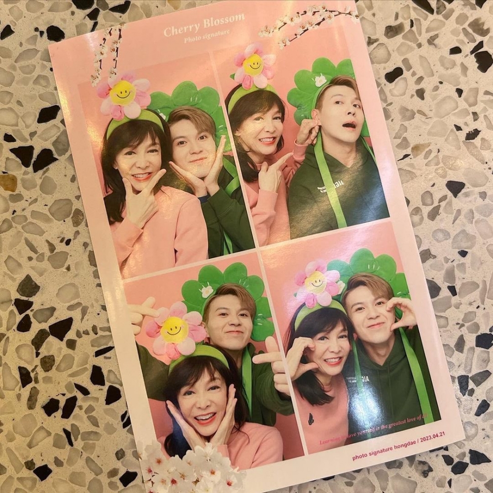 Do姐同細貓一齊扮花同綠菜影貼紙相。