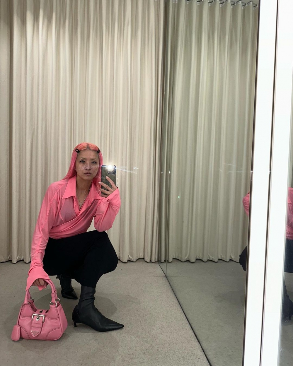 Hilary染咗一頭「死亡芭比粉」。