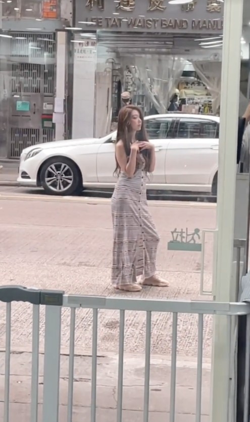 最近有網民於深水埗偶遇Fiona喺馬路邊拍攝。