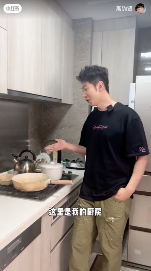 廚房以淺色系為主,高鈞賢表示自己好中意煲湯飲,平時喺屋企都會招待朋友上嚟食飯。