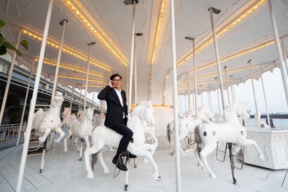 亦可以搭乘棧貳庫純白旋轉木馬。