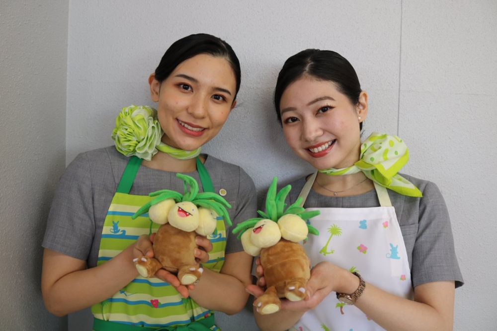 空服員穿上椰蛋樹設計的圍裙～