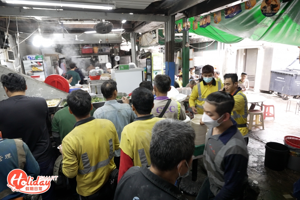 每天一到上午11時,正值地盤工人的放飯時間,人潮四湧,相當旺場,他們一踏進餐廳,便會自動自覺走到餸菜區夾餸,場面墟冚。