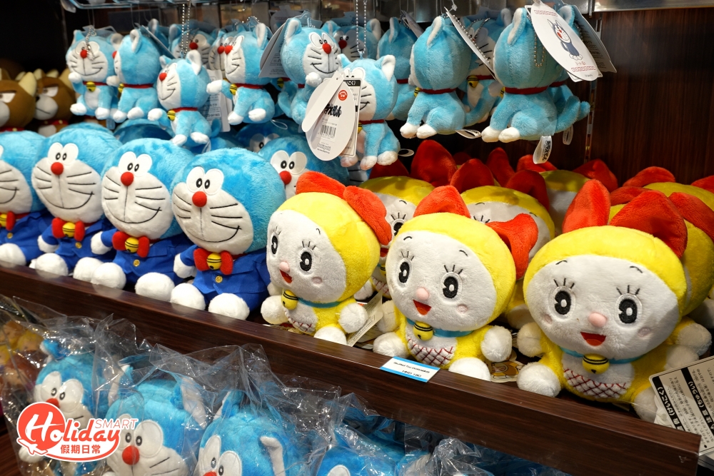 限定店提供有超過400款從日本官方直送的產品，更包括在100款海外首賣限定商品，包括多款可愛的多啦A夢公仔。