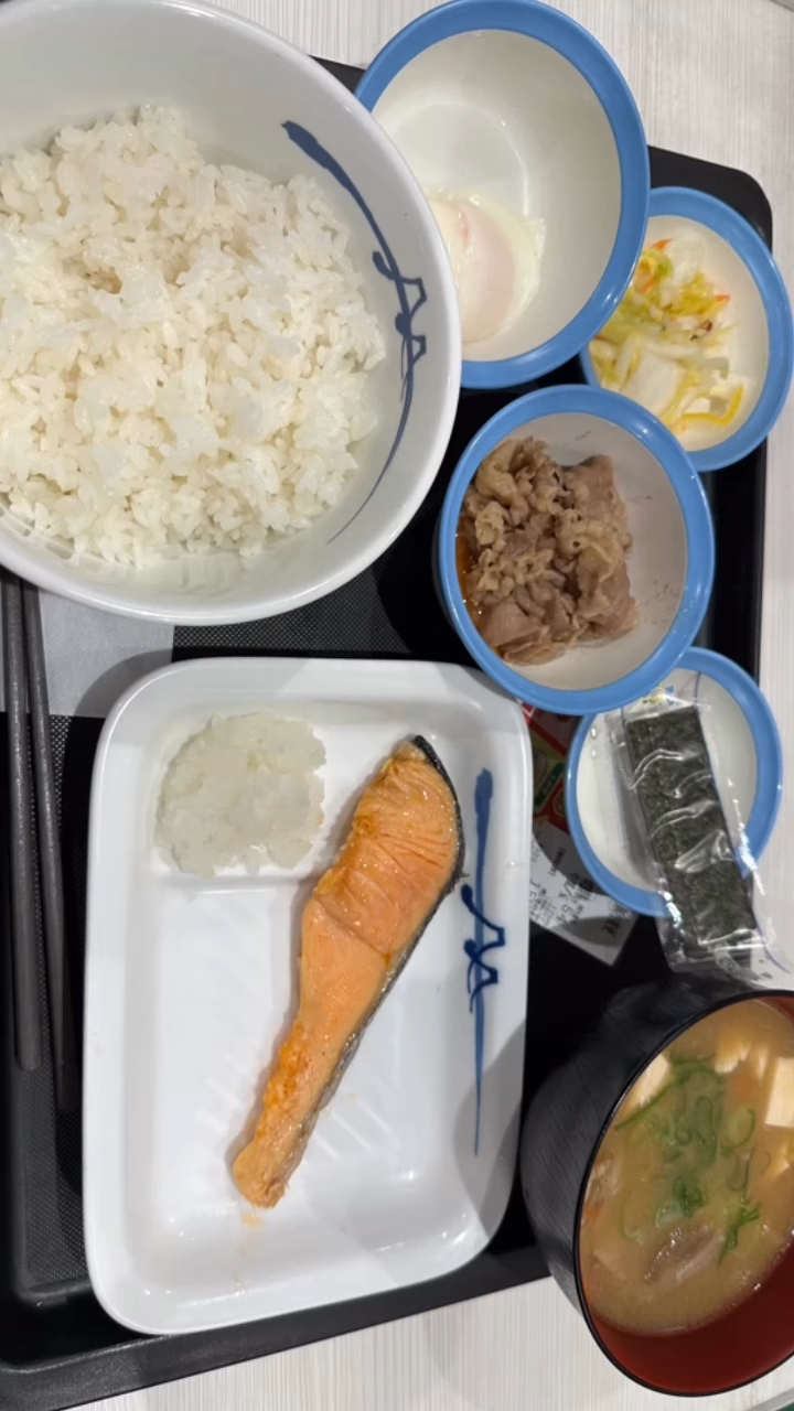 老闆同Alton嗌咗「烤三文鱼早晨套餐」。