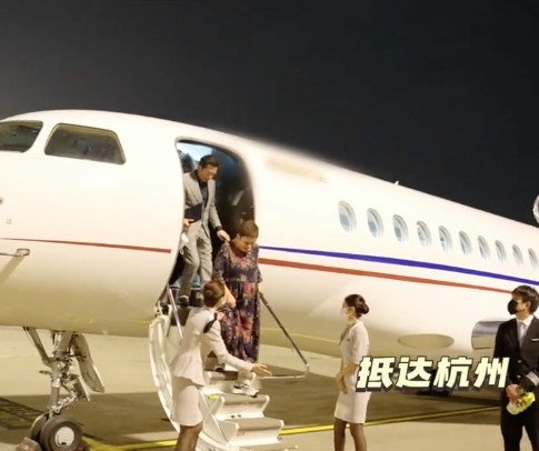 落機時兩位空姐亦喺登機梯兩邊待命