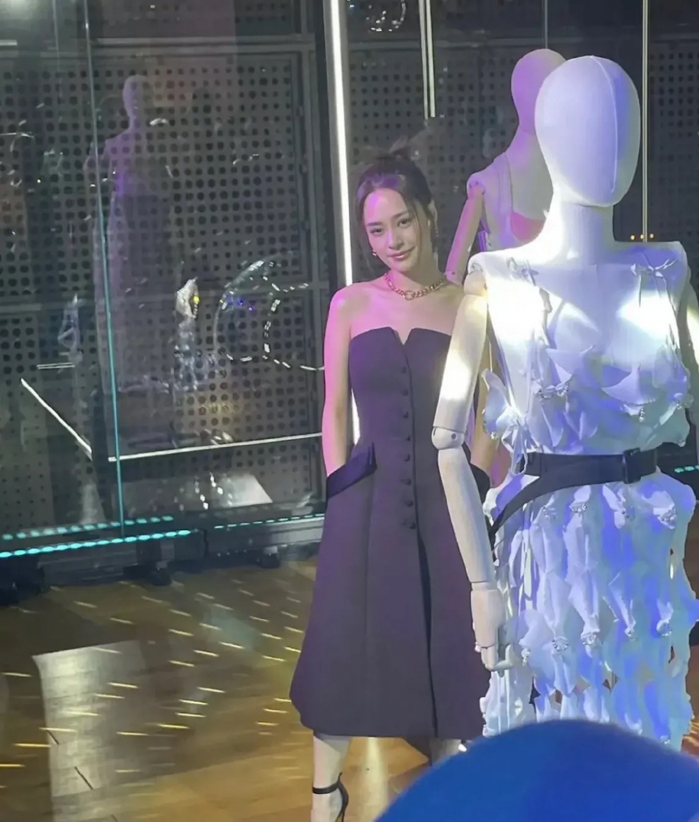 阿嬌最近嘅一張零濾鏡原圖終於「出事」，網友更狠批「自曝其短」