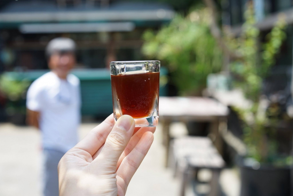 第一杯會先上「冷咖啡」。