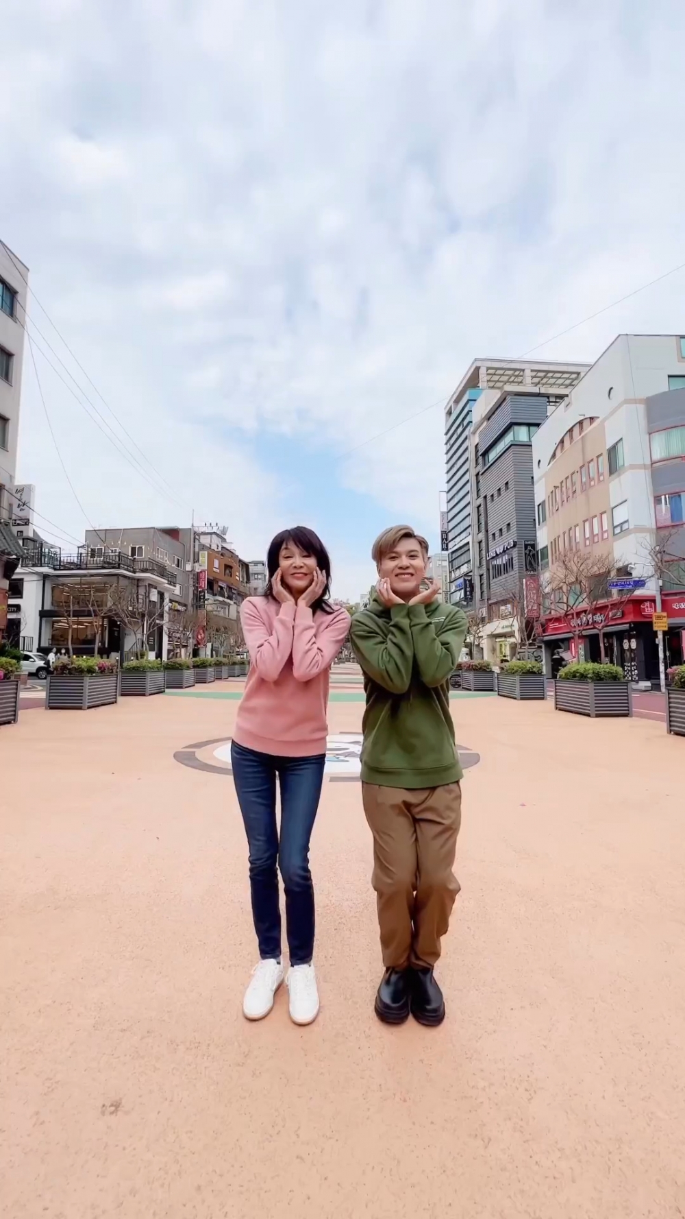 兩人更合作翻跳Jisoo嘅Solo歌《Flower》。