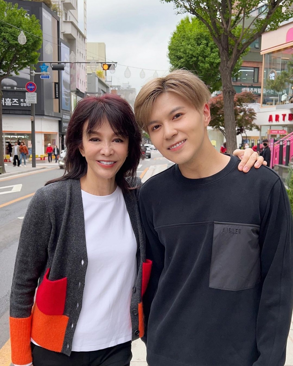 Do姐日前率先於上傳與細貓遊韓嘅照片。