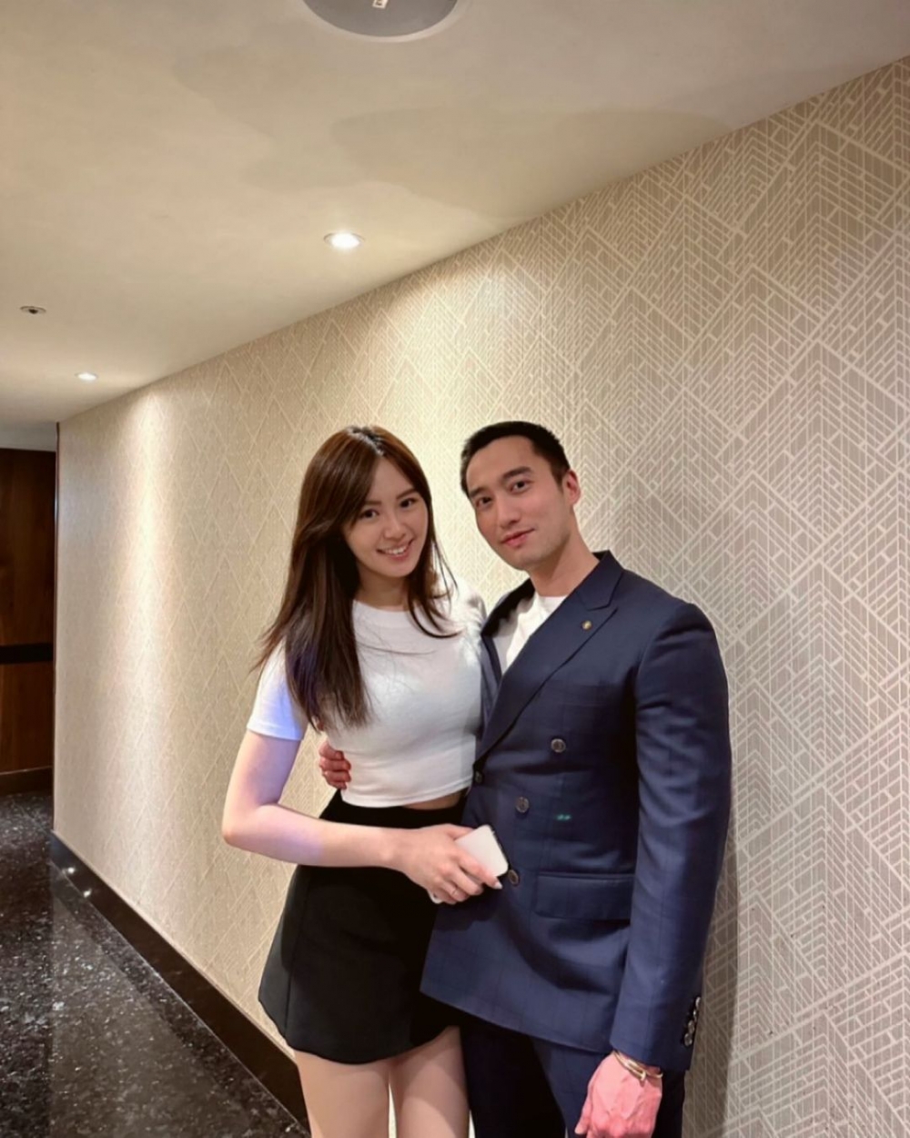 賴弘國喺IG公開同老婆Alice嘅單獨合照,產後數月嘅Alice已修身成功,著短上衣同短裙,大晒纖瘦身材