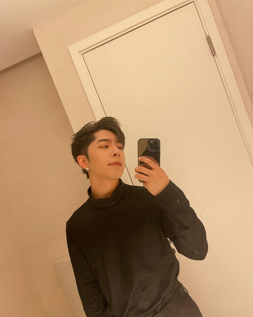 Edan活躍於電影、電視劇、綜藝、歌手領域。