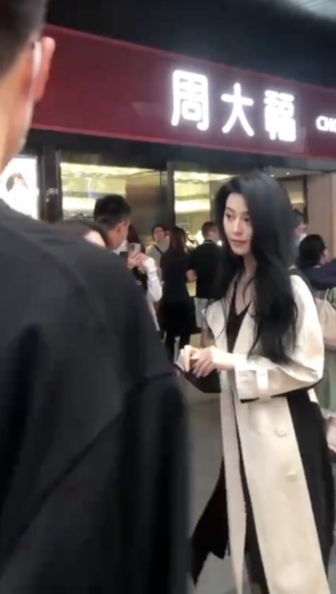其他網友影嘅生圖亦可見范冰冰膚色超白