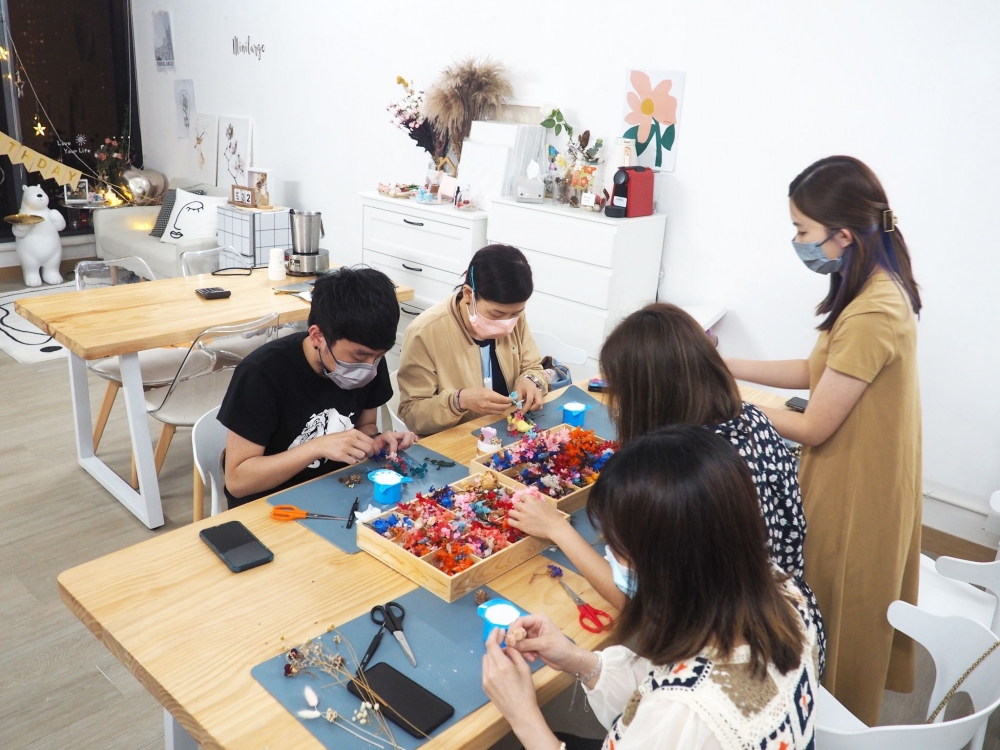 按照個人喜好配搭花材～