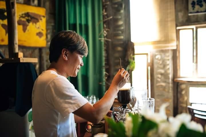 老闆會用單品虹吸咖啡親手沖畀客人。