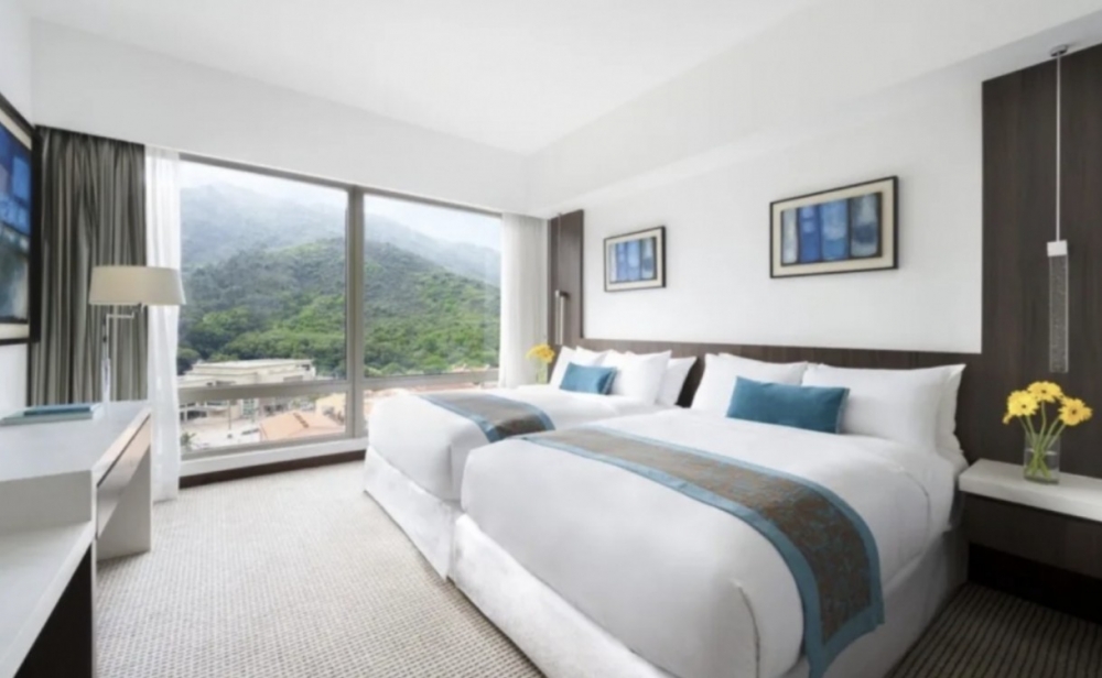 酒店推出「慶祝優惠」，只需$1,888起可入住山景客房一晚，享用雙人早餐、雙人自助晚餐，以及奉送精美甜點及法國氣泡酒一支 (於Café bord de Mer & Lounge 享用)。