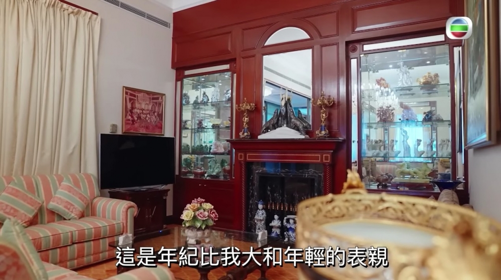 年輕一代嘅家族成員如Shahan同佢嘅表親則喺另一個廳活動