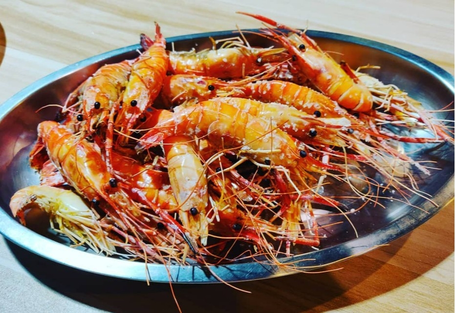 設有自助燒烤區，提供大家免費即場烹煮鮮蝦！