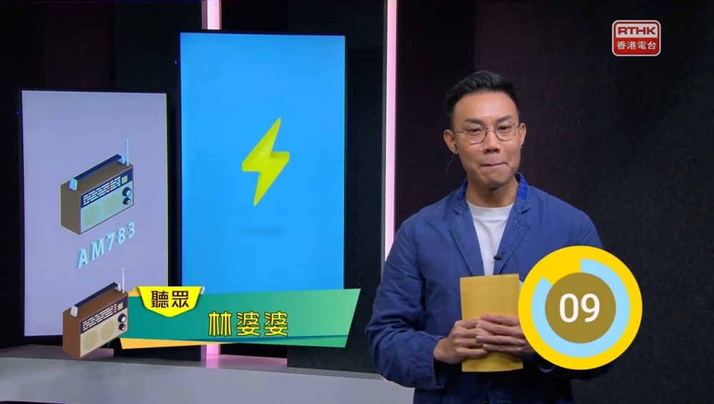 鄧添樂係咁忍笑。