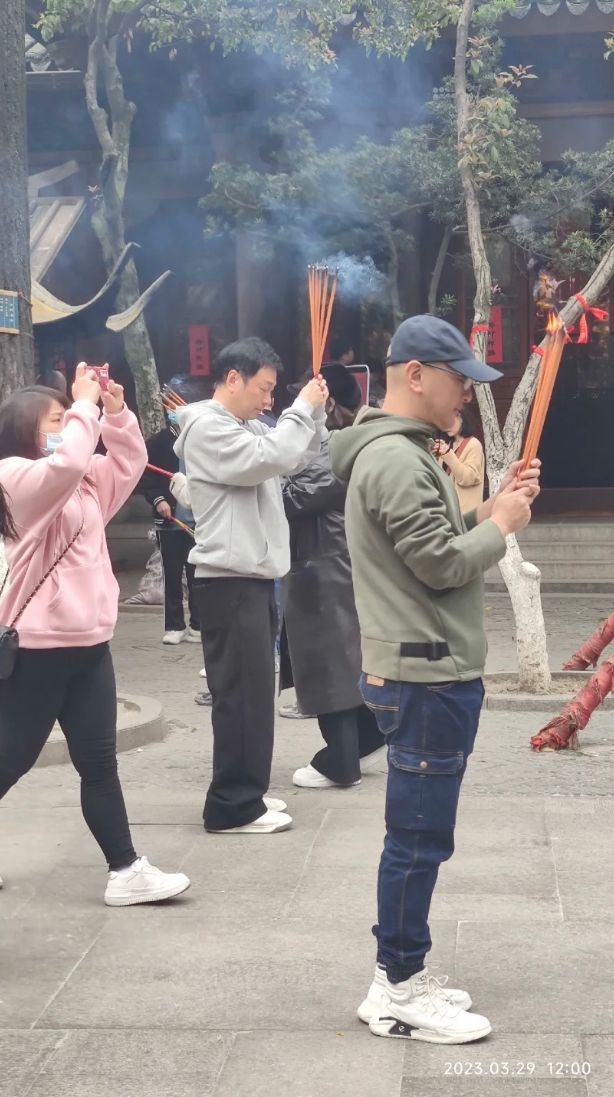 似係私下出嚟參觀。