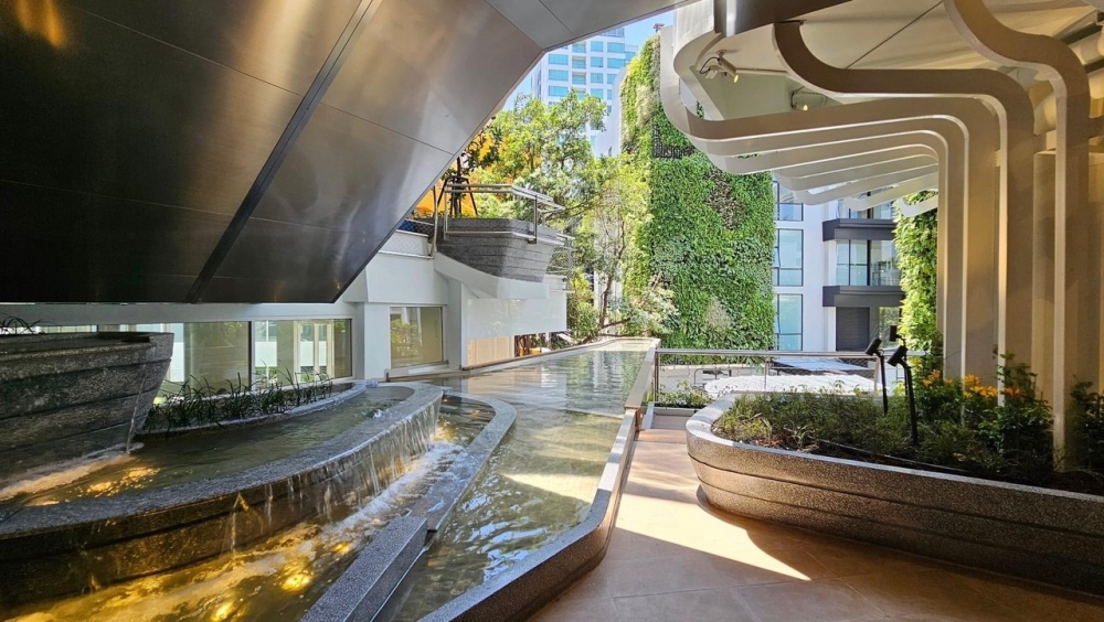 「Marché Thonglor」係一間寵物友善的商場，並且提供了一個超寬敞的公園讓顧客可以帶毛孩齊齊來行街玩樂！