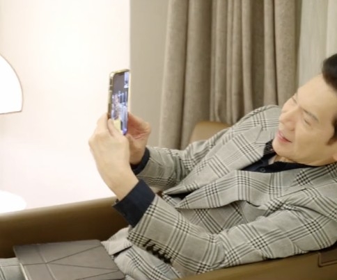 向生途中亦不忘同孫仔孫女face time。