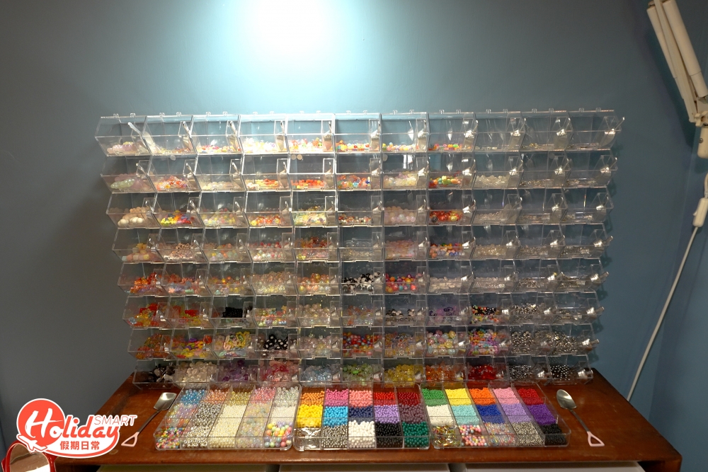 五顏六色的珠仔擺放在透明糖果盒內,有小熊、心形、糖果及白雲等過百種款式。