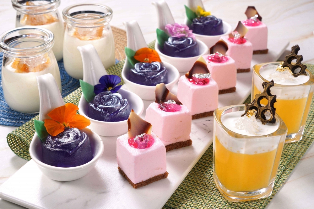 燕窩蛋白燉鮮奶、玫瑰荔枝燕窩慕絲蛋糕、桃膠蝶豆花燕窩凍糕及芒果燕窩西米布甸。